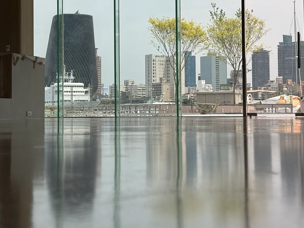 流岩地坪完成面,大面積無縫且映出窗外光線