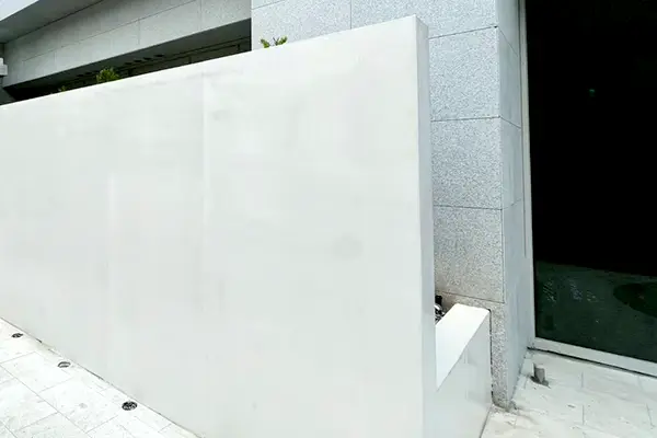 建築入口外牆立面，白色微水泥大面牆