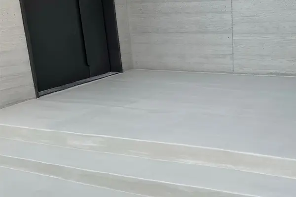 建築入口戶外地坪與階梯，微水泥飾面