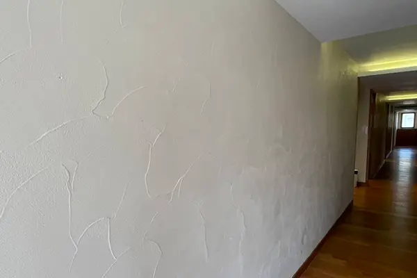 室內走道牆面，雅砌森微水泥手作鏝紋