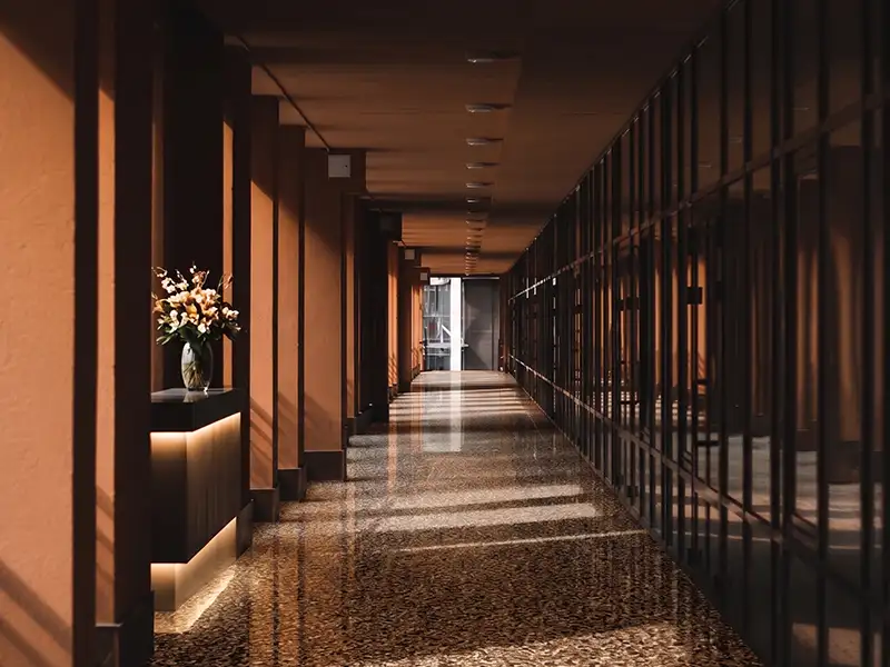 旅宿長廊的棕色片岩地坪,映出格柵光影