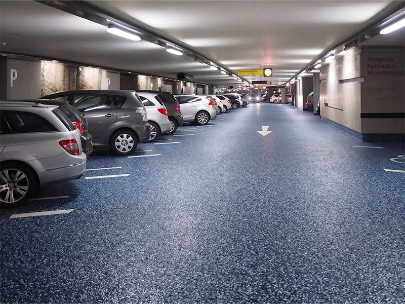 地下停車場的藍灰色片岩地坪與行車道標線
