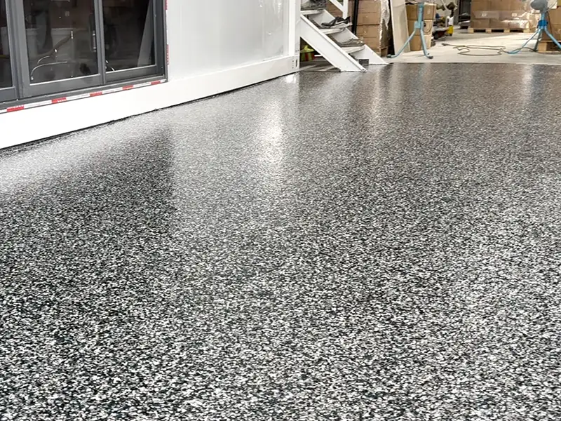 完工後的片岩地坪,表面平整並映出光線
